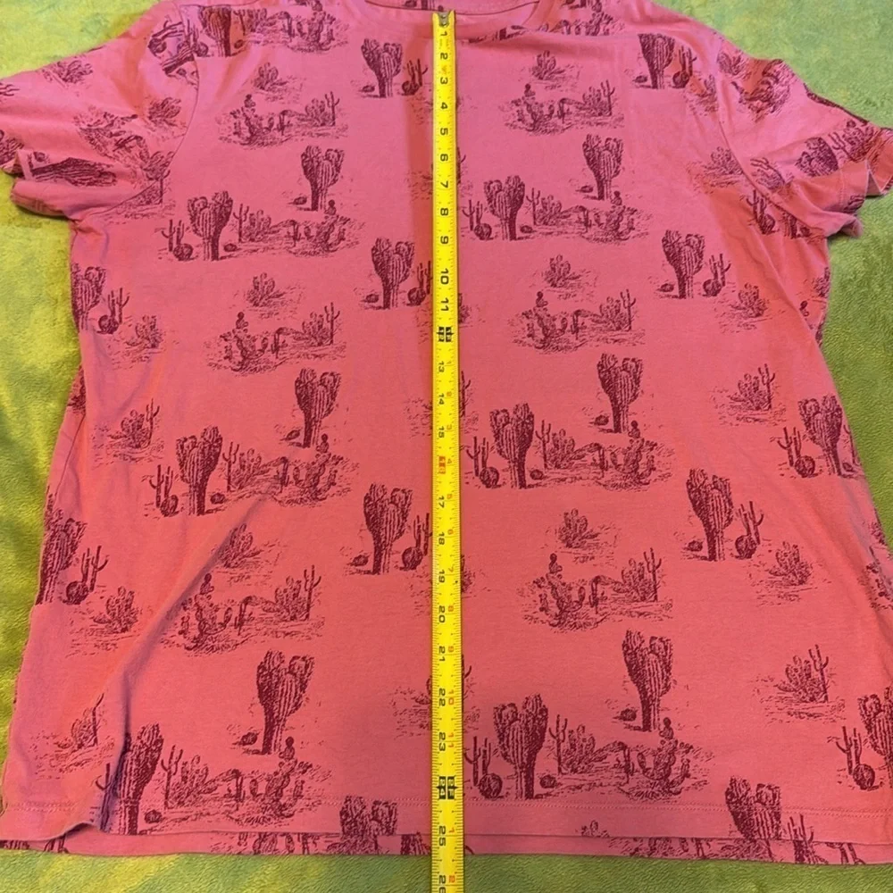 Men’s Goodfellow Cactus T-shirt Sz Large EUC Two different shades of Red